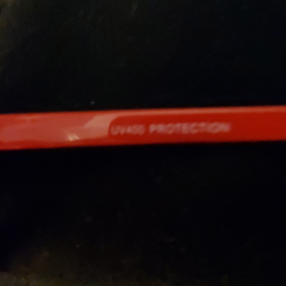 Pair of new red heart glasses with 400uv - Picture 5 of 6